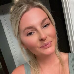 Meet your Poshmarker!!🩷🧡💛 Yessss!!! Love you guys!! New items coming!!!🧡💛💜